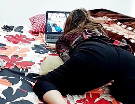 INDIAN University Comprehensive HAS AN ORGASM WHILE Observing HER OWN DESI PORN Integument ON LAPTOP