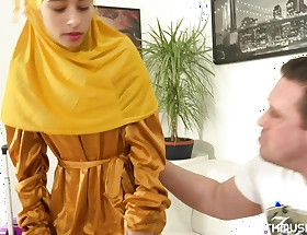 XXX babe in hijab gets discount in interchange for mad about