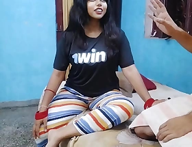 Indian hindi video मोहल्ले की aunty मेरे ghar aai wo काफी pyasi lag rhi थी। मेने उनकी pyas bujhai