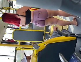 Levei a minha empregada para casa, olha oque ela fez dentro do ônibus, fiquei louco
