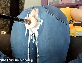 Machine Sex tool Makes PAWG Obese Spoils MILF Mom Creamy Squirt All Over Their akin Jeans